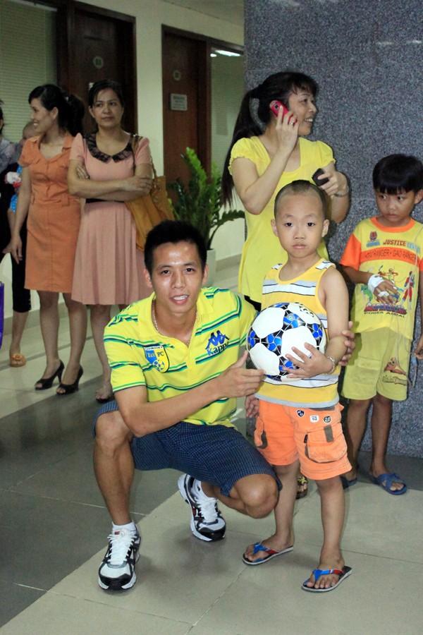Cầu thủ Nguyễn Văn Quyết trước màn biểu diễn tâng bóng cho các cháu bé